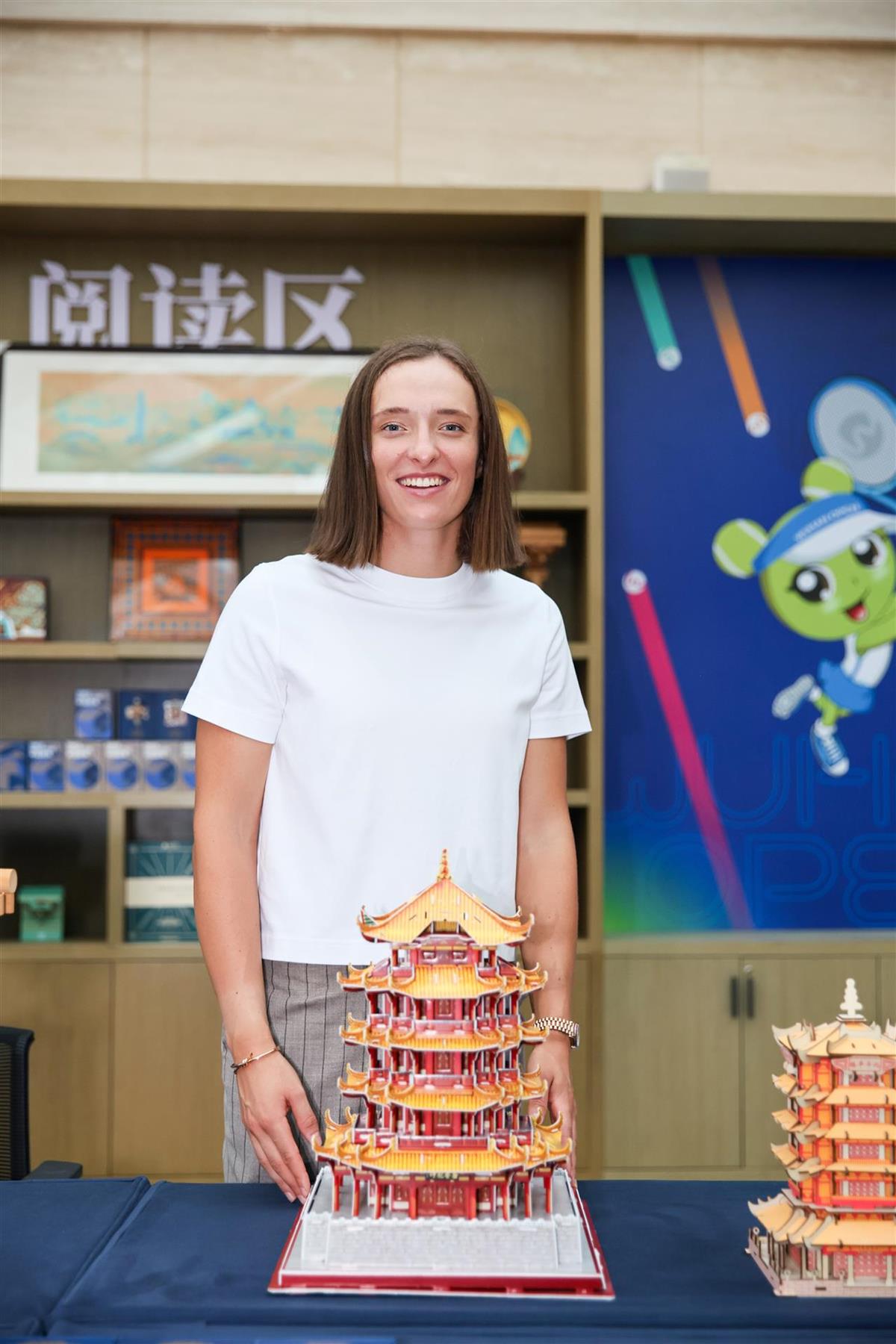首次参赛武网的斯瓦泰克打卡中国建筑科技馆，还亲手搭了个“黄鹤楼”