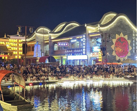 图为游客在江西庐山西海柘林老镇游览。（九江市融媒体中心供图）