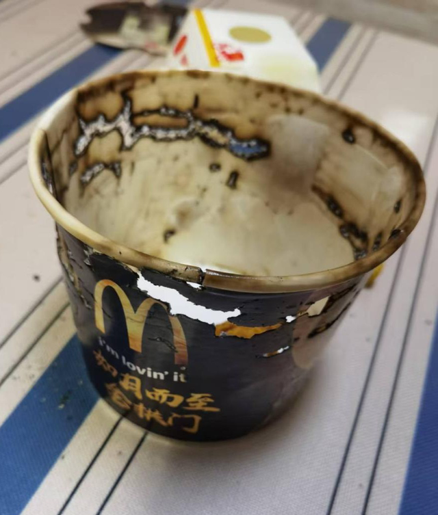 麦当劳新包装被烧得焦黑。受访市民供图