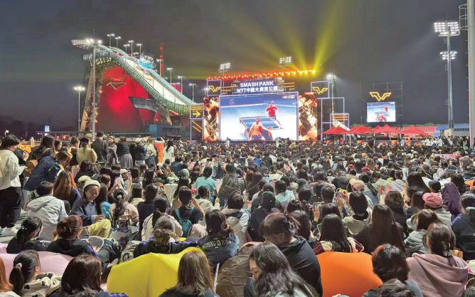 ▲10月3日，北京首钢园大满贯公园，不少球迷正在观看WTT的直播比赛。 新京报记者 王飞 摄