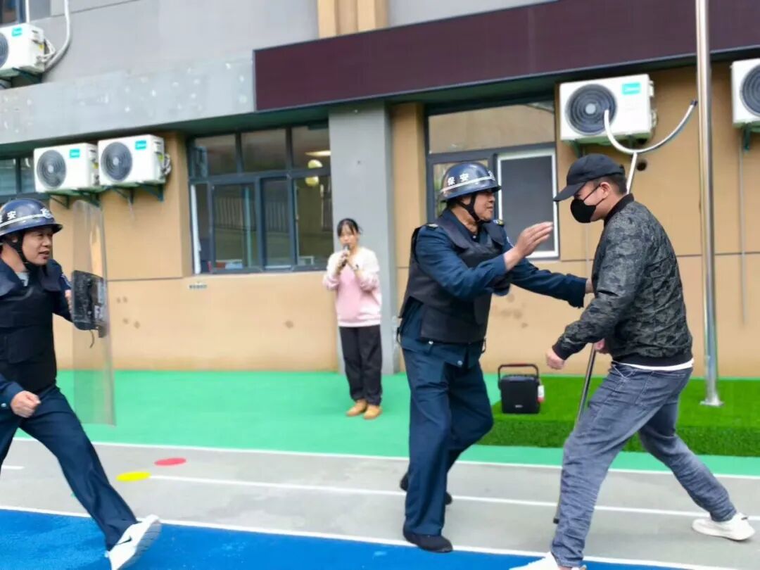 "警"握小手,平安"童"行