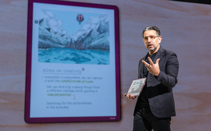 亚马逊设备与服务高级副总裁 Panos Panay 展示 Kindle Scribe Colorsoft｜Amazon