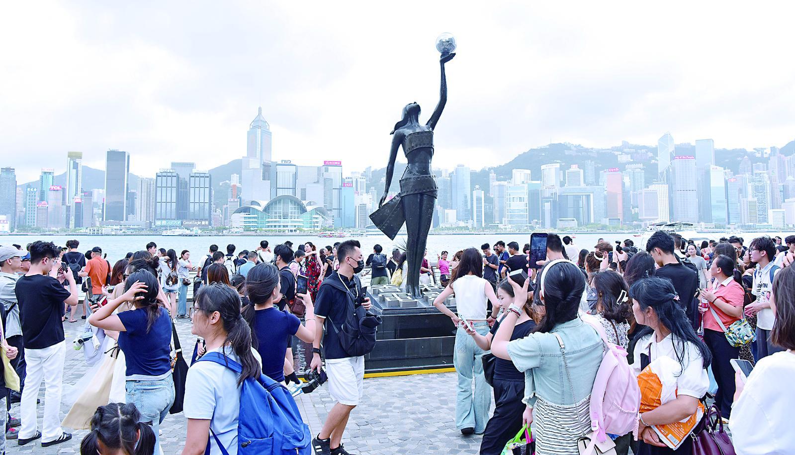 游客在香港尖沙咀星光大道游览 新华社发