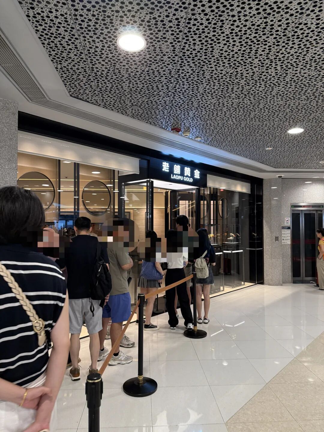 老铺黄金的“国际化”：试水香港，顾客却仍是内地游客