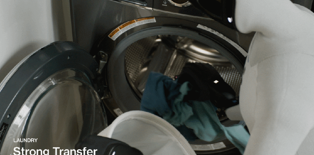 Figure 03 将衣服放入洗衣机