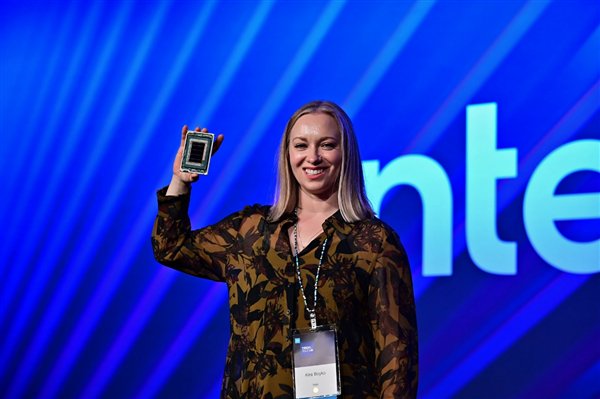 责任编辑：上方文Q