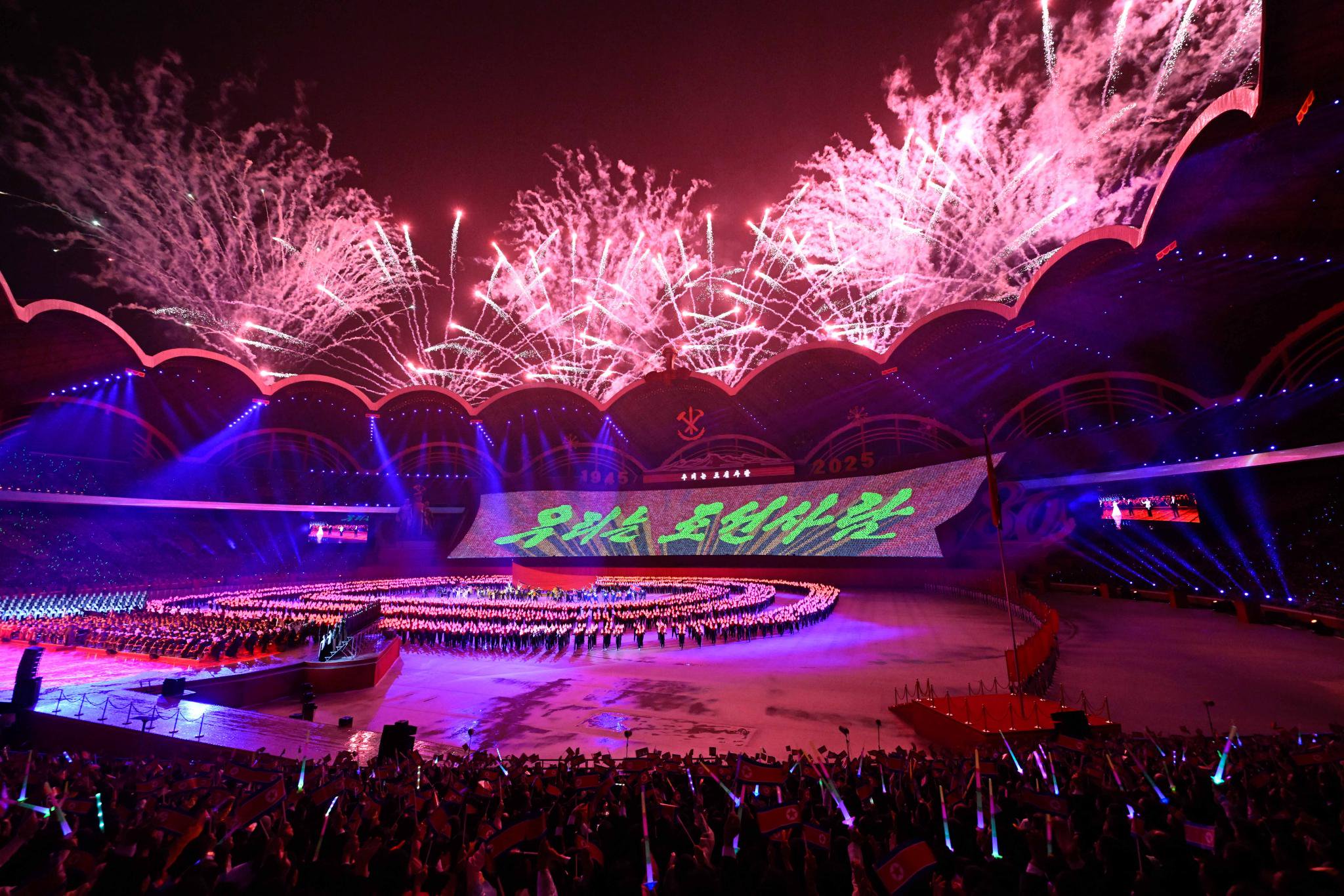 怎么满让她成为全场焦点，三个实用技巧助你成功，四大穿搭秘诀快速掌握，五大妆容要点轻松实现