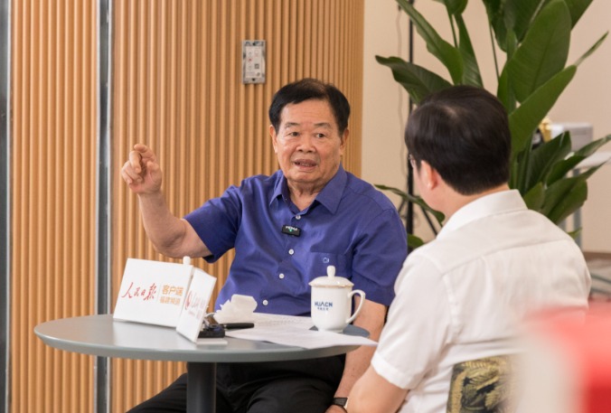 　　图为曹德旺（左一）