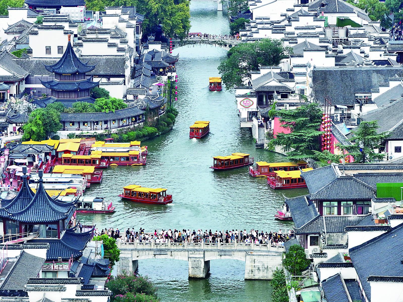 游客在南京夫子庙景区游览