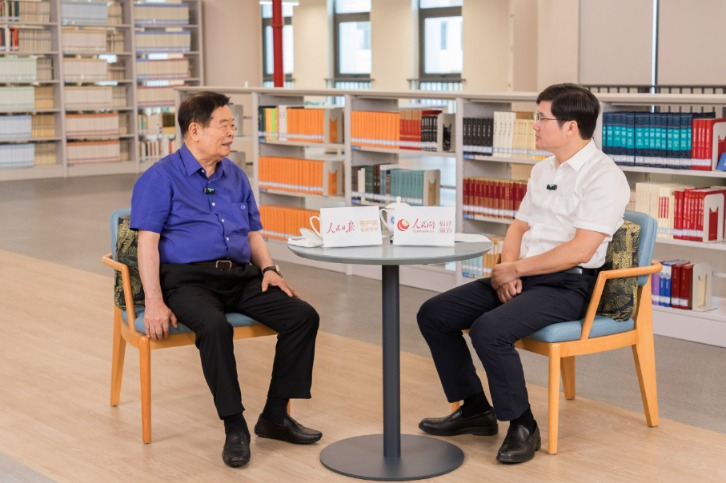 　　图为曹德旺（左一）接受本报记者专访。