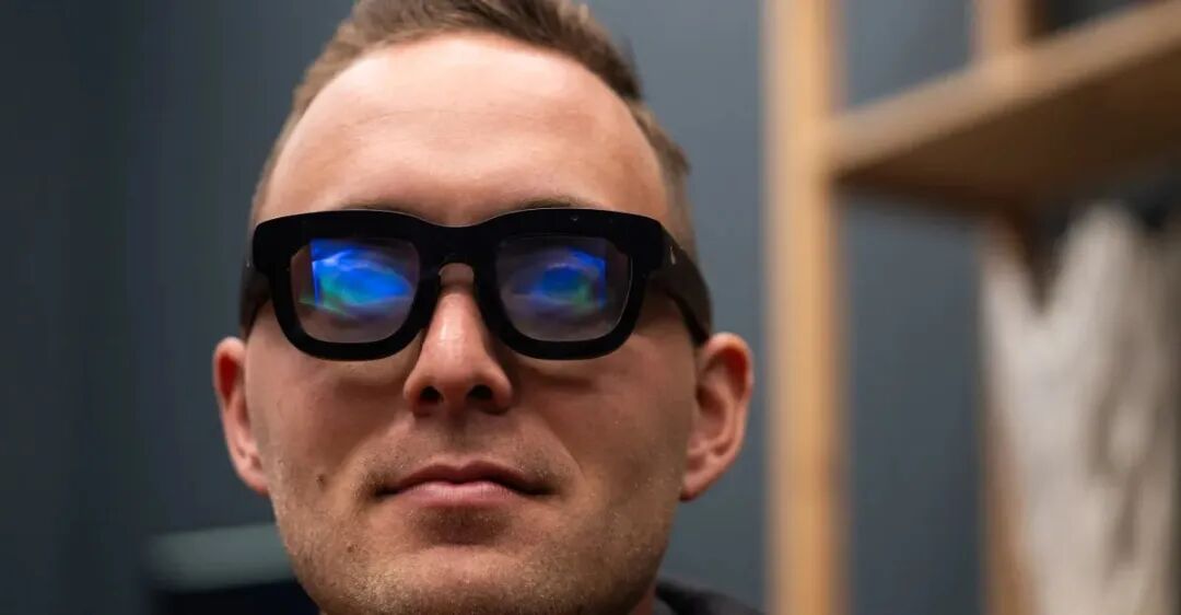 去年 Meta 曾开放体验过的 Orion 原型机 | 图片来源 : Meta