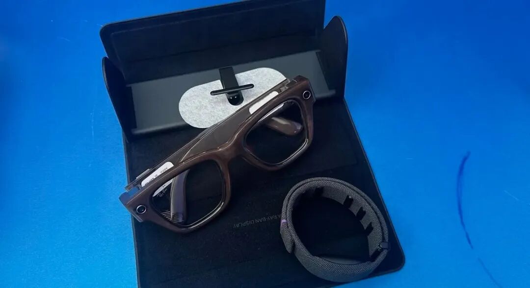 腕带是目前 Meta Ray-Ban Display 体验中重要的组成部分 | 图片来源 : future