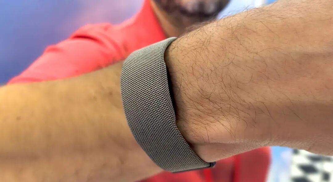 腕带本身作为一种硬件产品形态，相比于眼镜我们更加熟悉 | 图片来源 : Bloomberg