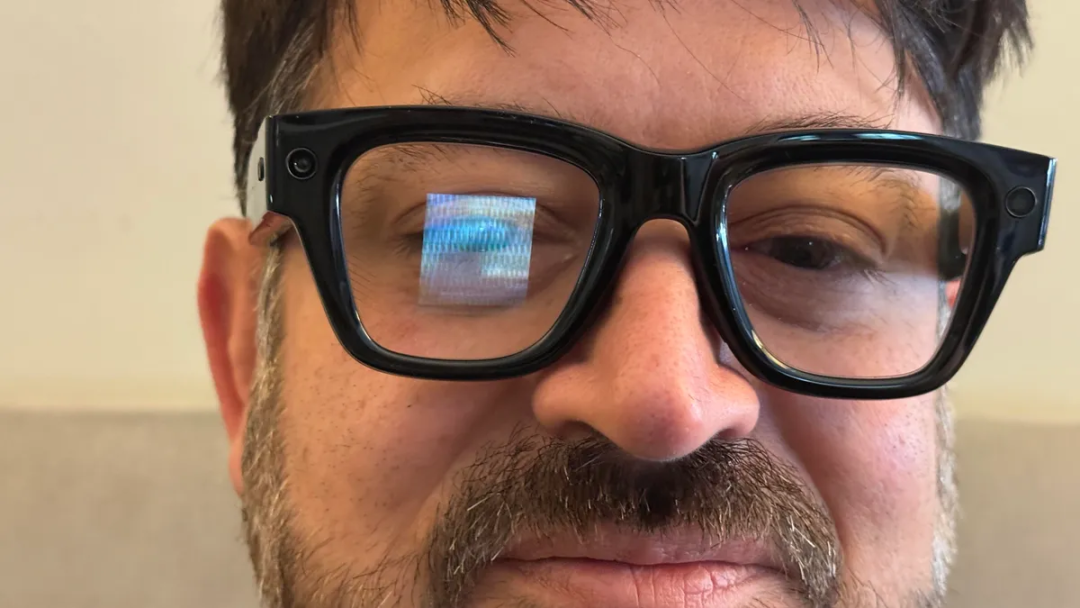 最高亮度下外界看到的眼镜显示效果｜图片来源：CNET