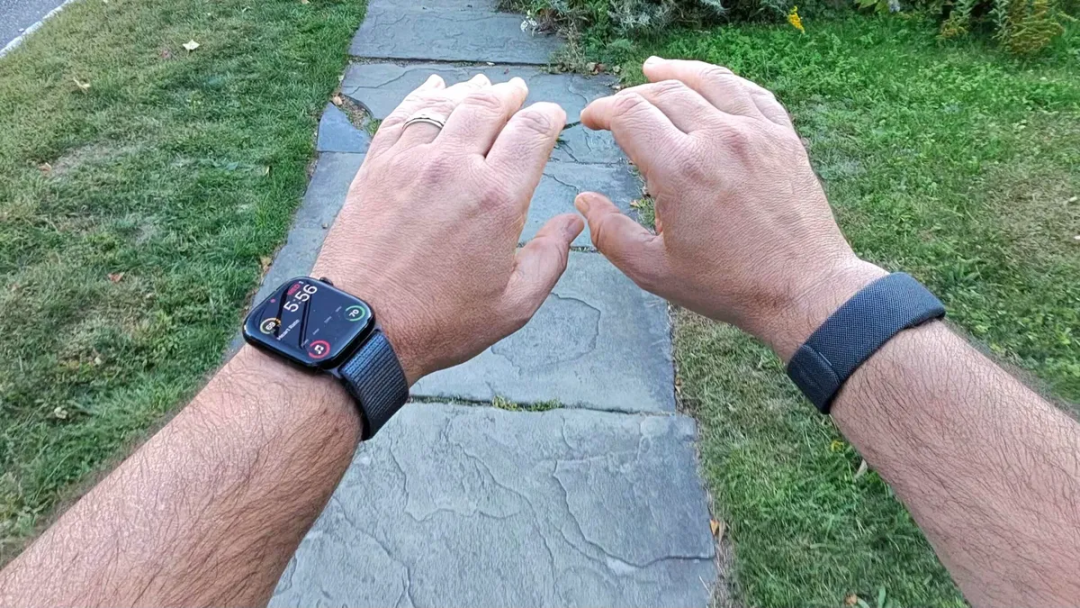 腕带的好处是交互不必受限于摄像头的范围，你可以将手垂下自然地实现交互 | 图片来源：Cnet