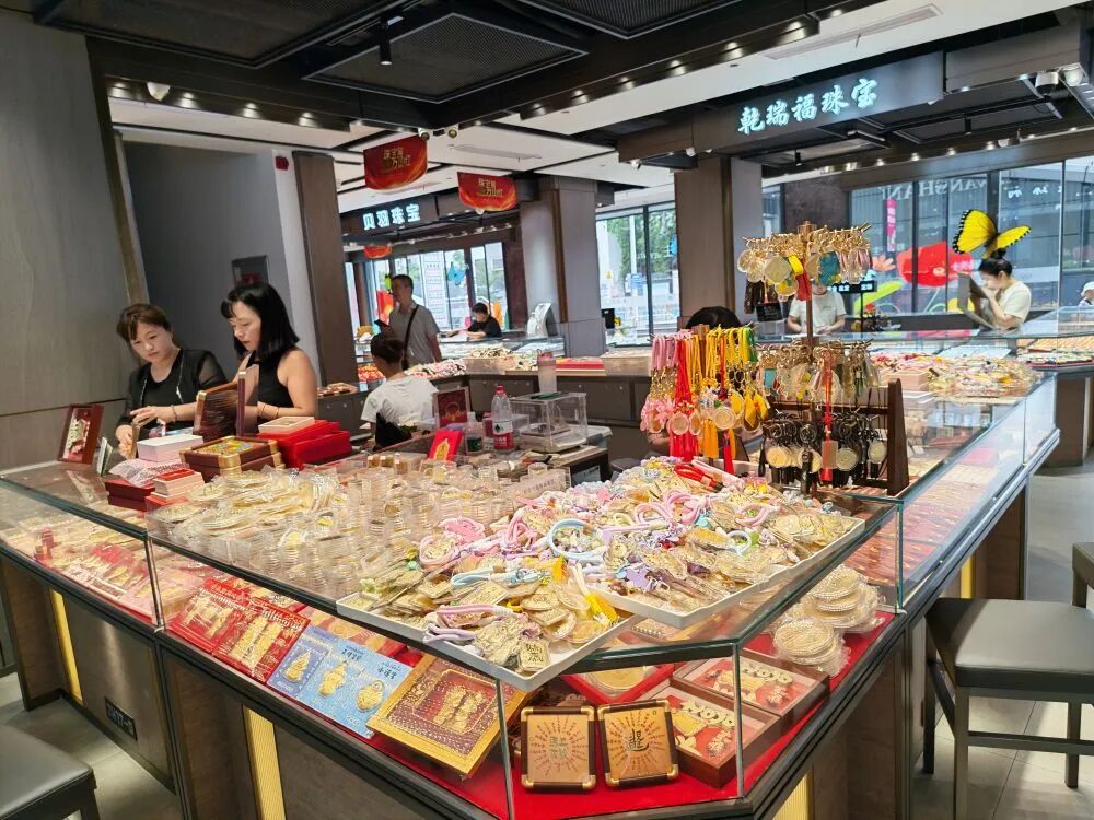 10月9日,在深圳水贝市场一家商铺内,店员在理货。新华社记者 白瑜 摄