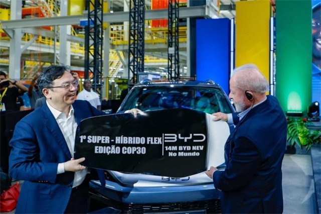 王传福向卢拉交付比亚迪第1400万辆新能源汽车