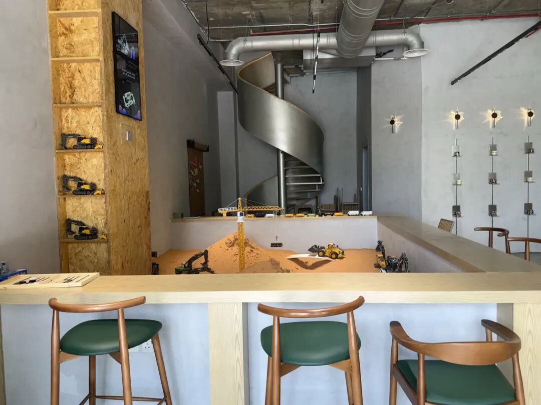 WHOA TEA最新门店里的挖掘机主题游戏，顾客可围坐边吃喝边玩