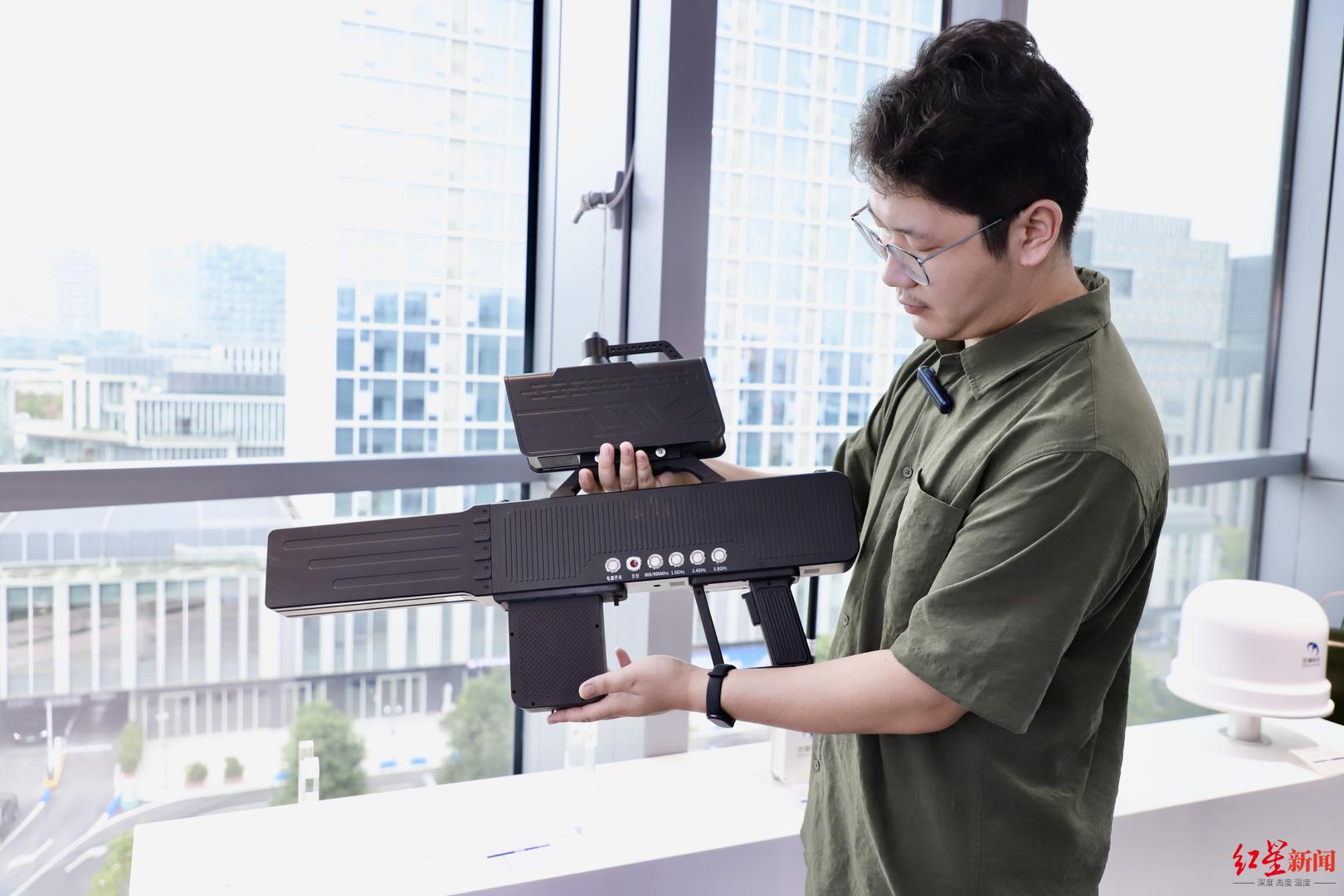 ▲技术人员向红星新闻记者演示无人机便携式定/全向察打一体设备