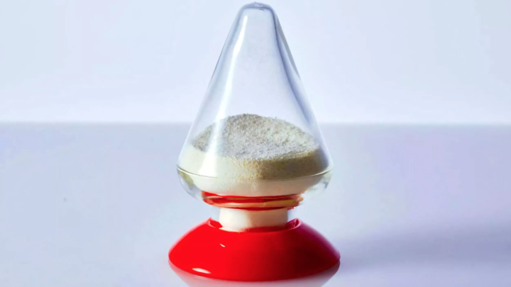 ▲ 丰田展示的固态电池材料样品