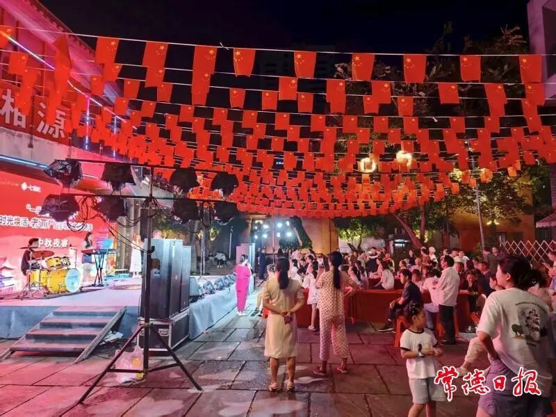 国庆期间，“时光焕活・老西门2025城市文化艺术季”热闹开锣，非遗展演、中秋拜月大典、街舞大赛轮番上演