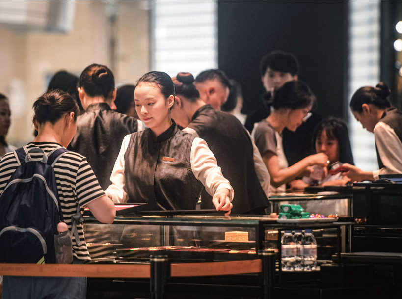 2025年8月，顾客在老铺黄金杭州门店排队选购黄金首饰。图/视觉中国
