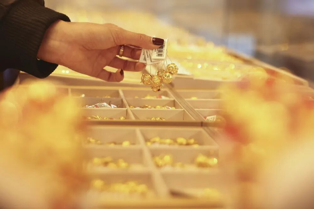 在浙江一家金店,店员整理黄金首饰。新华社发(倪立芳摄)