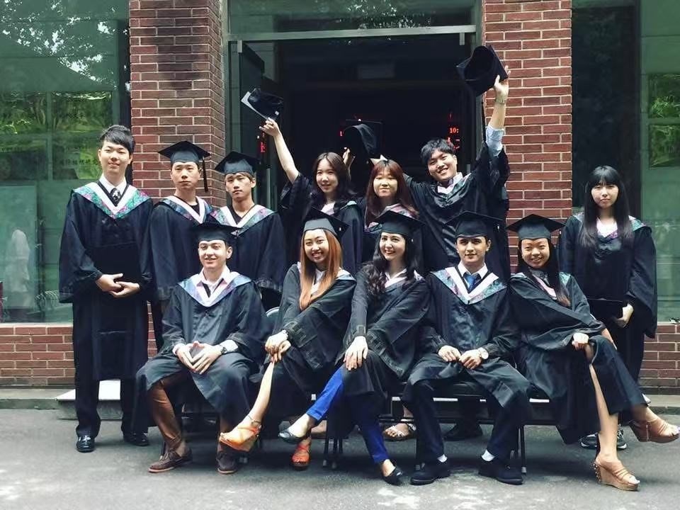 赖阮山心（前排左二）在北京语言大学学习期间。受访者供图