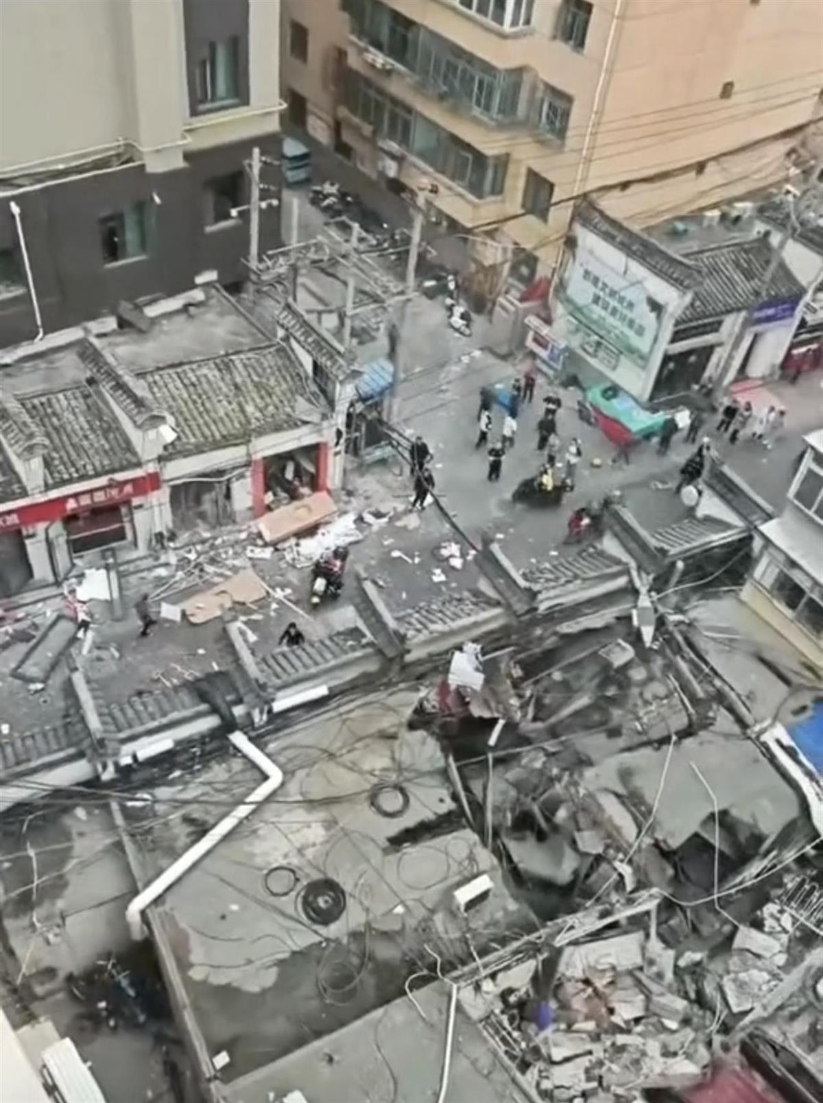 兰州商铺闪爆致1死1伤，商铺后方是居民楼，附近商户：有店铺房顶被炸塌