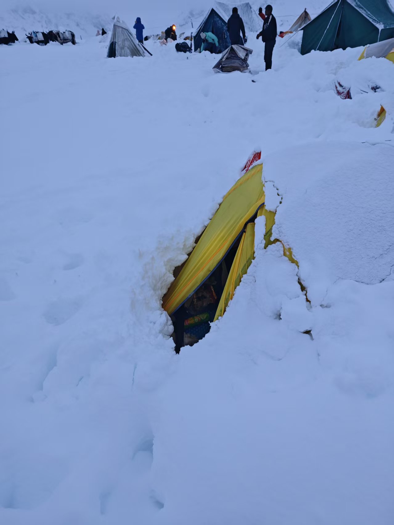 大雪即将覆盖整个帐篷。图源受访者：王纯洁