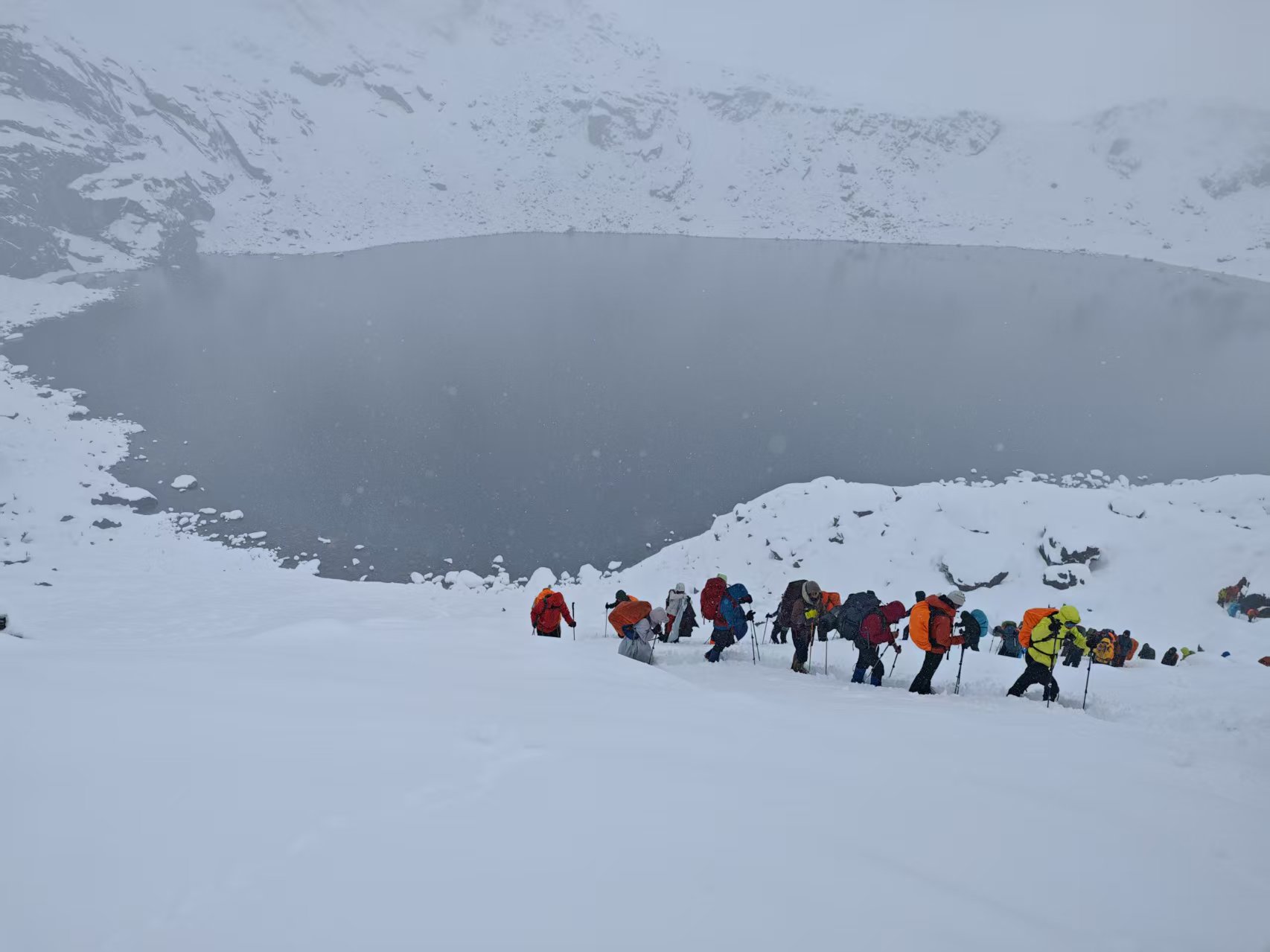 珠峰暴雪后大批徒步者撤离下山。图源受访者：王纯洁