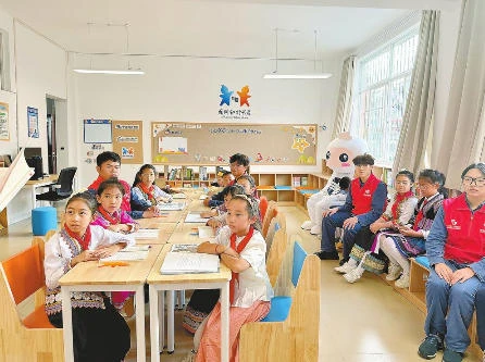 孩子们在书屋开展阅读分享活动。 本报通讯员 杨亚娴 摄