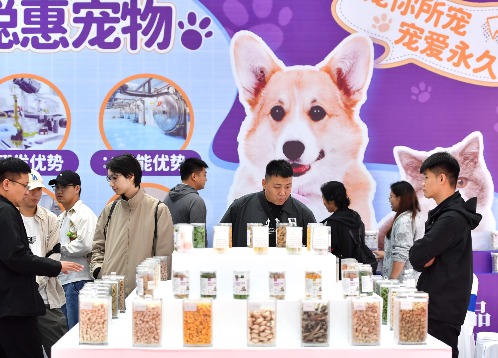 图为观众在宠物产业博览会上选购宠物食品。新华社记者　王晓　摄