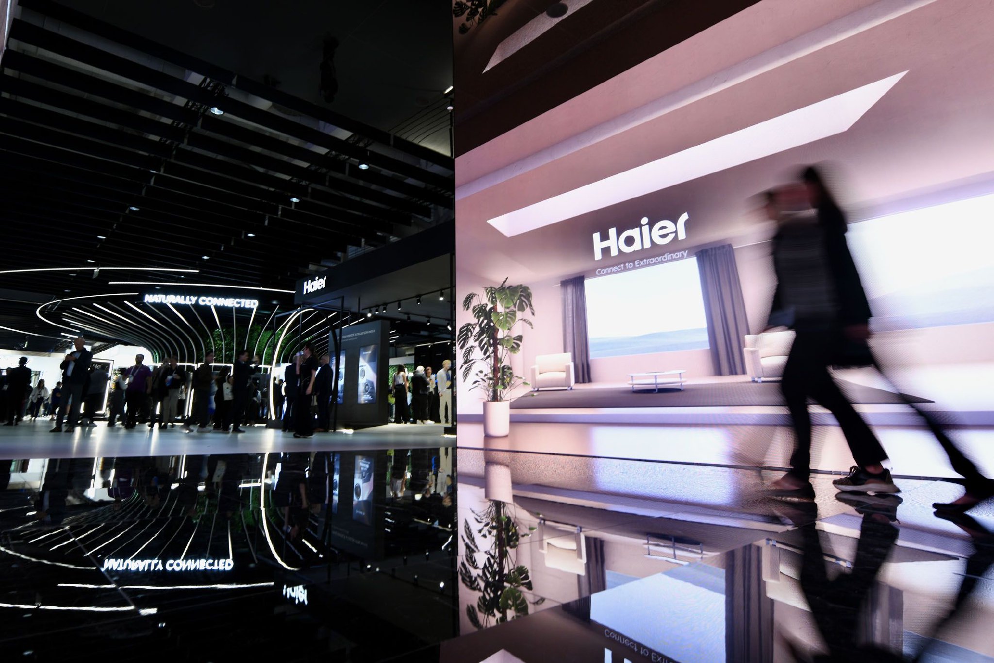 这是今年9月份在德国柏林国际消费电子展上拍摄的海尔展区。新华社记者　张豪夫　摄