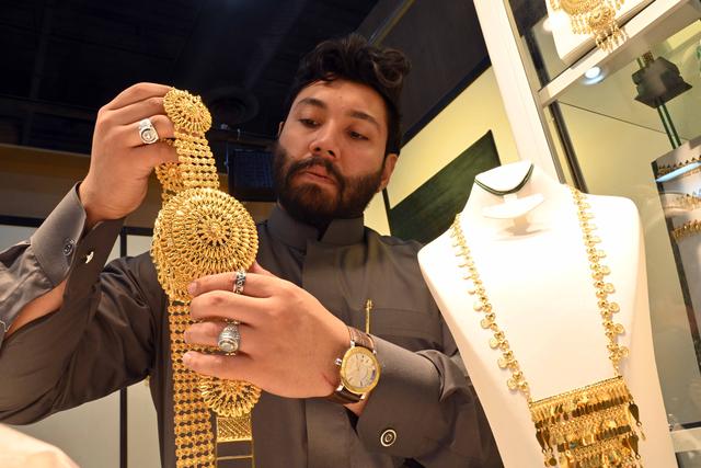 这是5月21日在科威特哈瓦利省第23届国际黄金珠宝展上拍摄的珠宝首饰。新华社发（阿萨德摄）