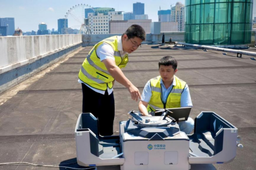 浙江移动技术专家日常维护并测试无人机
