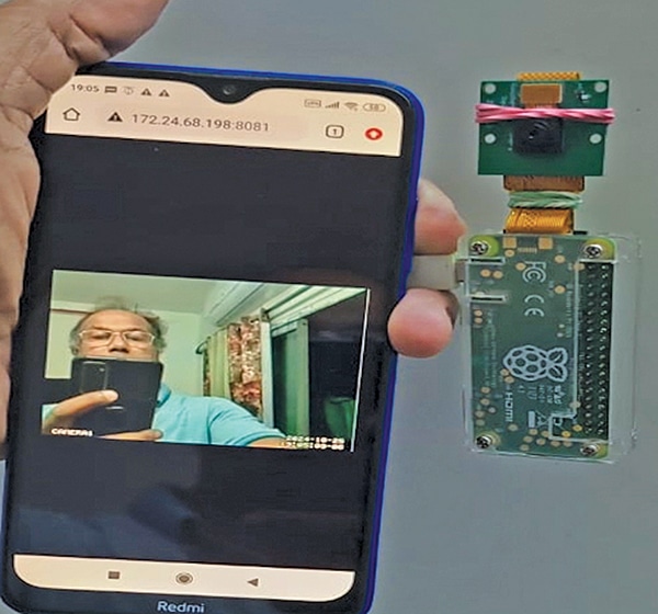 图 1：作者的 Raspberry Pi Zero 网络摄像头原型