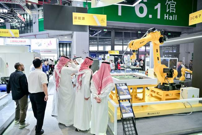 (图为格力亮相2025工博会，产品吸引外国客户目光)