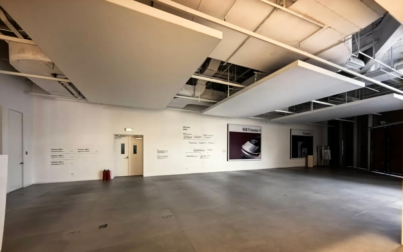 极星汽车门店内已无照明和展车。新京报贝壳财经记者 俞金旻 摄