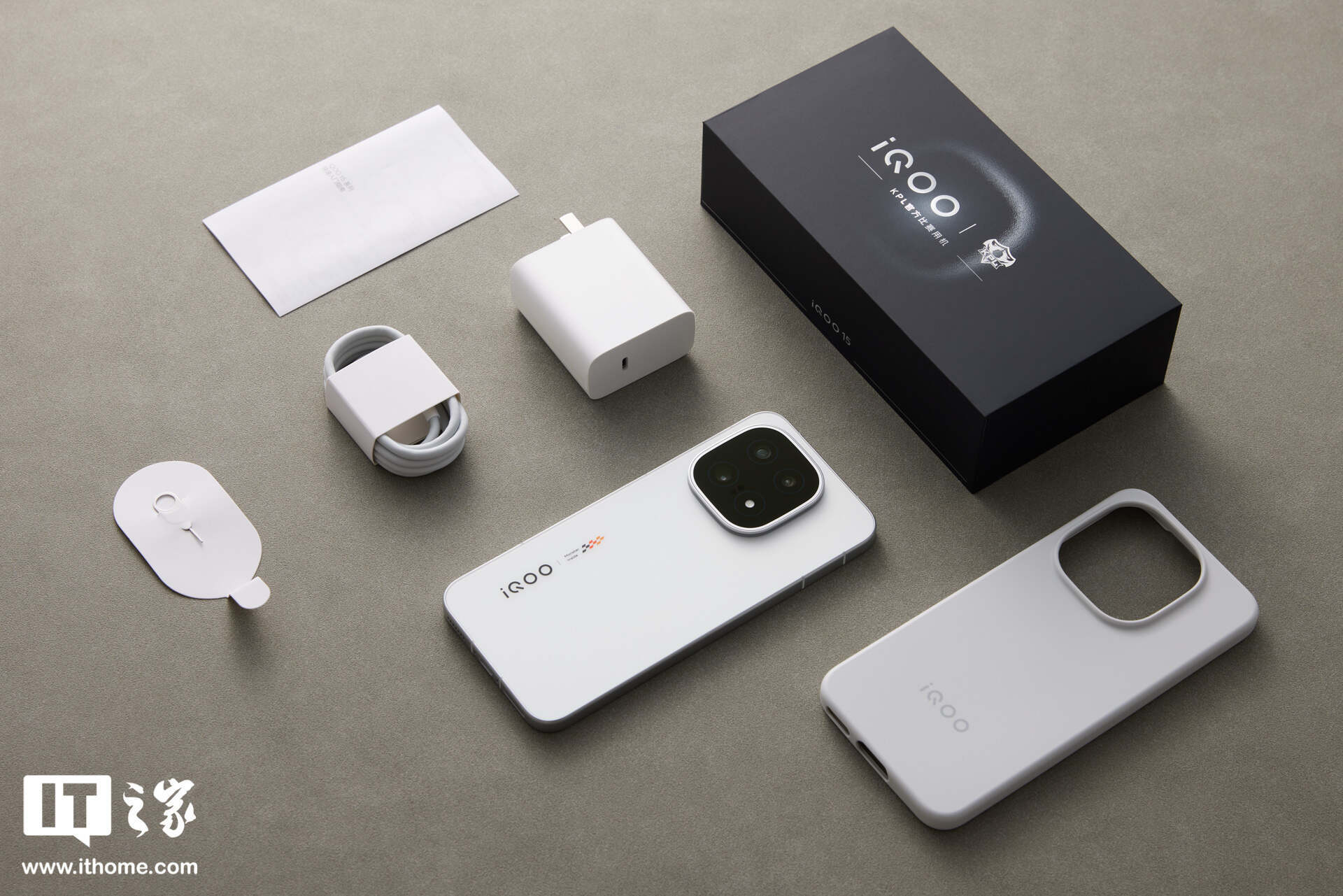 ▲ IT之家开箱：iQOO 15 传奇版手机图赏