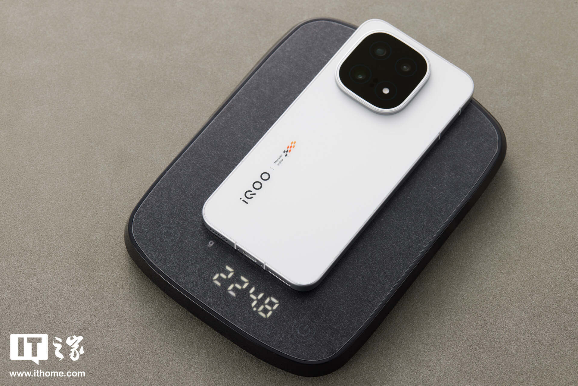 ▲ IT之家开箱：iQOO 15 传奇版手机图赏