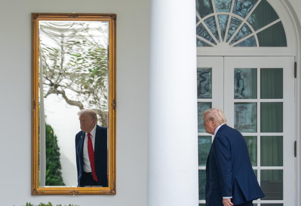 　　10月10日，在美國(guó)首都華盛頓，美國(guó)總統(tǒng)特朗普返回白宮。新華社記者胡友松攝