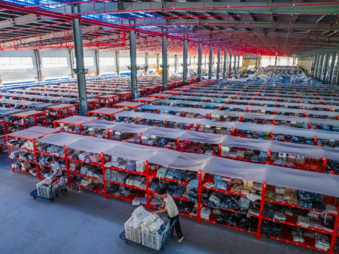 ▲目前，张扬的店铺日均销量达1.5万单，天门仓库越建越大。陈勇  摄