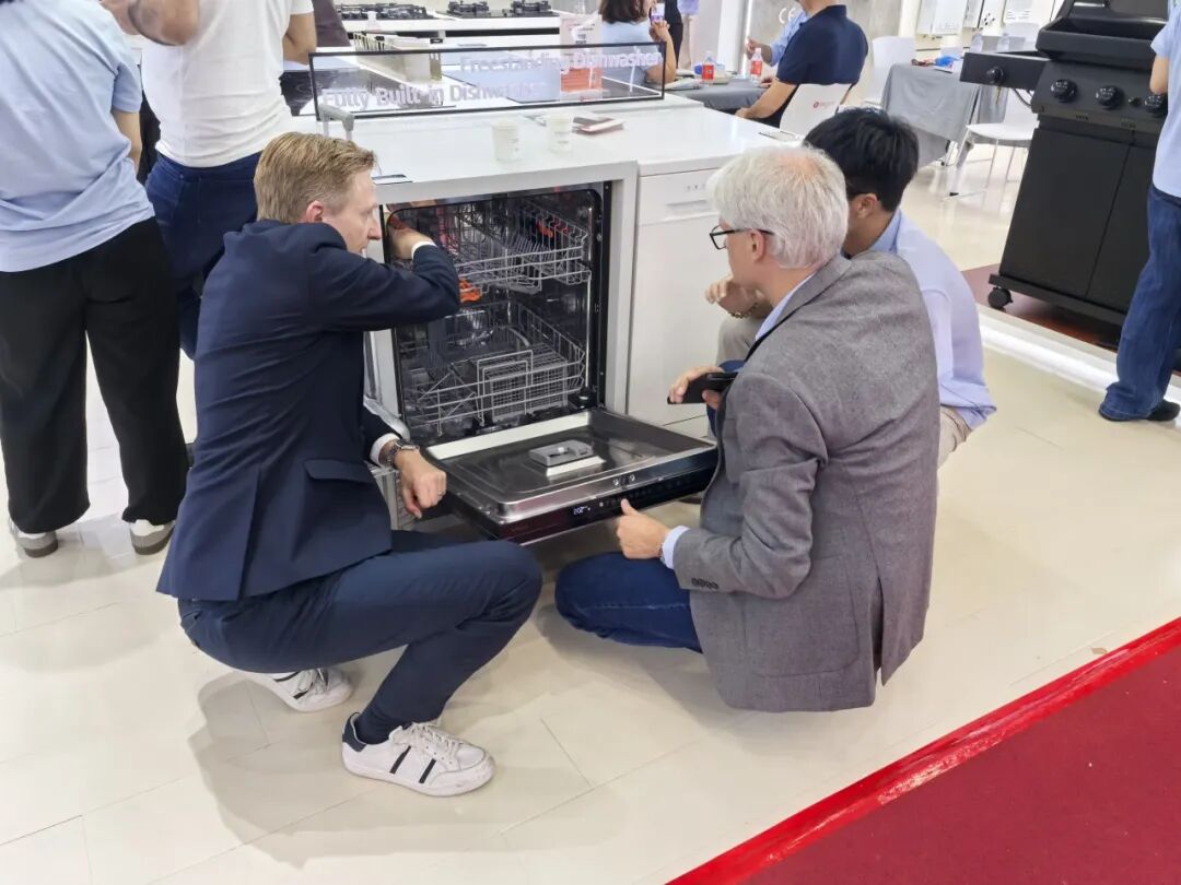 海外客商在研究万和洗碗机