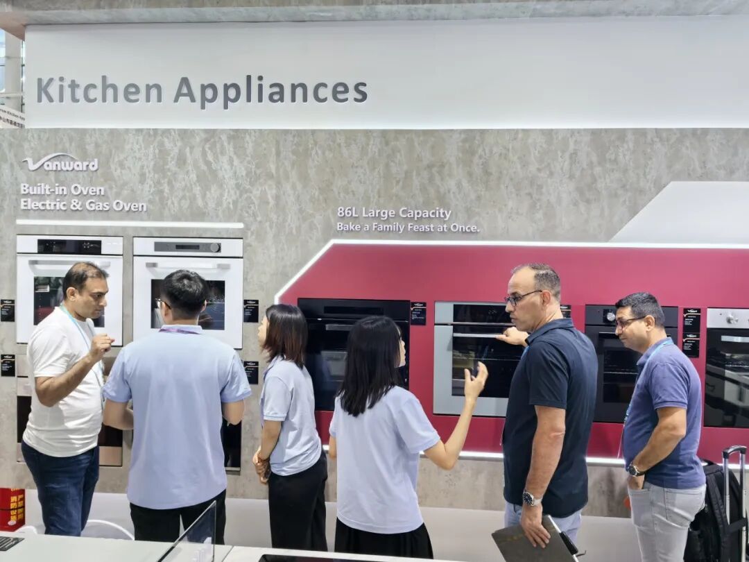 众多海外客商汇聚万和展位