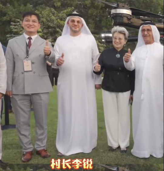 （图中左一为李锐）
