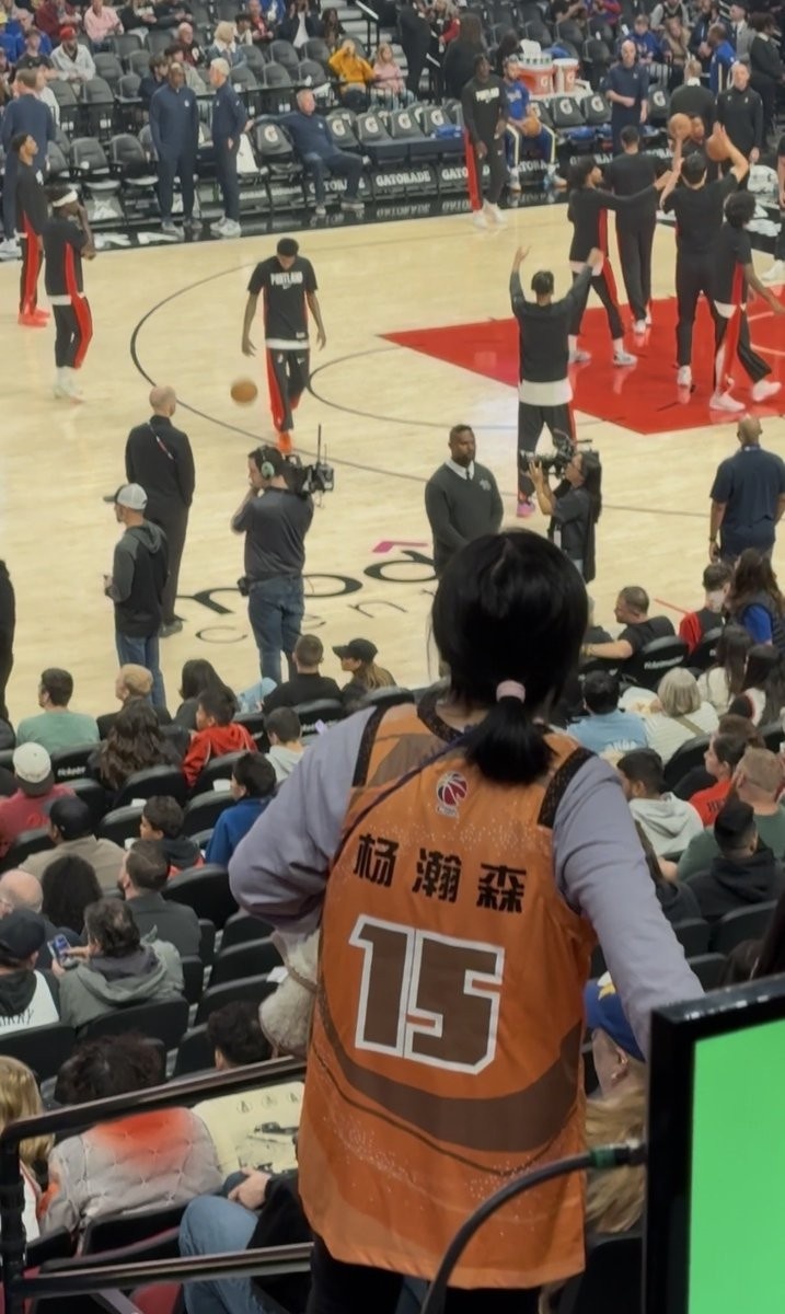 球迷穿小杨CBA球衣观战！队记：我已经看到十件杨瀚森的球衣了