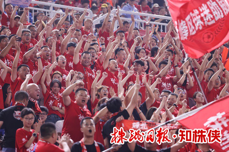 硬核 暖心 难忘——一场球赛映射一座城的底气与温度