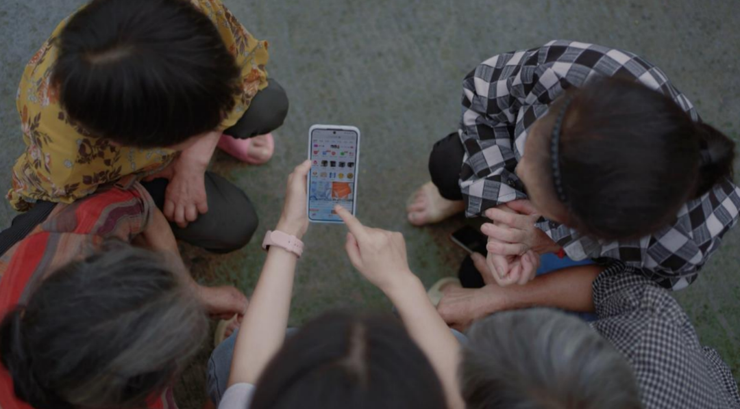 ▲在重庆云阳县，返乡女孩李春花教村中老人使用拼多多，体验现代生活的便利。程艺辉 摄