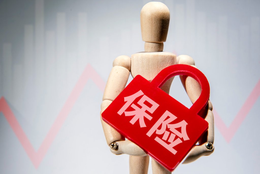 648萬(wàn)保險代理人“退潮”：有人跨界拿30萬(wàn)年薪，有人在“續期縮水”里熬日子